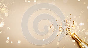 Creativo un nuovo biglietto d'auguri d'oro una bottiglia coriandoli stelle un 2021 numeri. un appartamento impostato. formato pubblicitario destinato principalmente all'uso sui siti web 