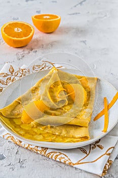 Crêpe francese magro arancia salsa un su bianco 