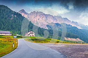 Montagna allineare sul nebbioso estate mattina 