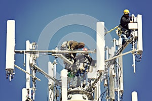 Crew installing antennas img