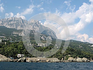 Crimea rocks and Vorontsov palace 01