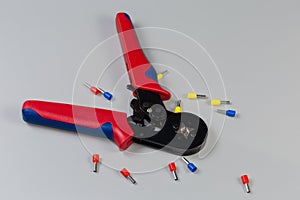 Crimping tool for wire terminals crimping among different wire terminals