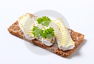 Crisp bread with cheese