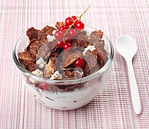 Crisp breakfast cereal and red currants