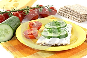 Crispbread with cream cheese, cucumber and dill