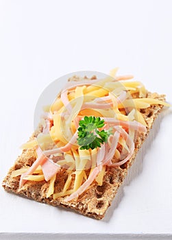 Crispbread with ham and cheese