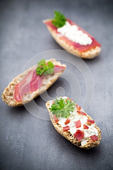 Crispbread with soft cheese with herbs and bacon.