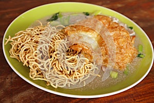 Crispy fried noodles with omelet