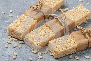 Crispy rice bars with honey and marshmallows