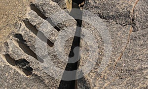 Crocked rock texture with The explosive identification.