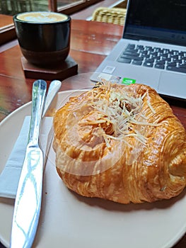 Croissant avec latte photo