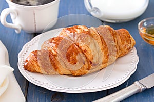 Croissant with milk