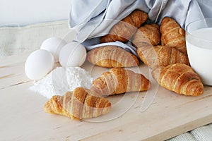 Croissant with milk & eggs