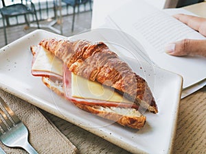 Croissant sandwich ham cheese