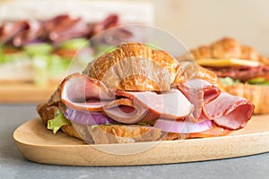 croissant sandwich ham