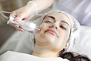 Crop beautician using machine for radiofrequency lifting