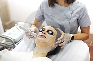 Crop beautician using machine for radiofrequency lifting