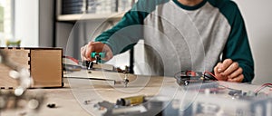 Cropped male technician or engineer do experiment