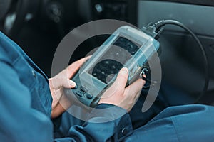 Automechanic using car diagnostic tool