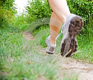 Attraverso Paesi correre una donna calzature 