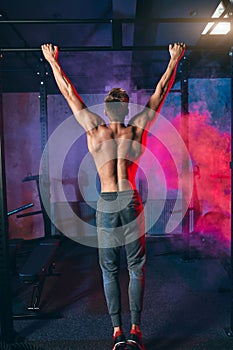 Cross Fit Seminar Staff member man demonstrates the butterfly pull-up