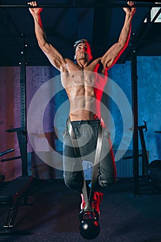 Cross Fit Seminar Staff member man demonstrates the butterfly pull-ups indoors