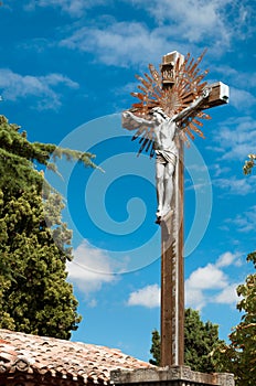 Cross and Jesus christus at Eglise Marie Madeleine at Rennes le photo