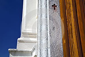 Cross sumirago curch broke brike pattern sunny day sky