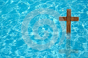 Hölzern kreuzen im wasser religiös bekannt wie Taufe 