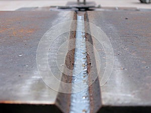 Cross-welded layer arrangement of weld joint