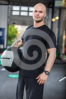 Crossfit traning man with med-ball