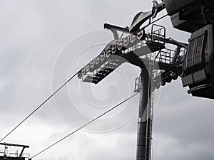 Crosshead cableway support with metal cantilever arms and rollers