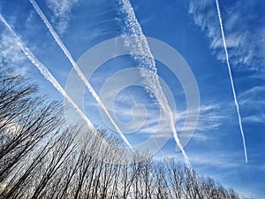 Crossing contrails