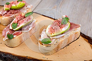Crostini with fresh fig, peppermint and prosciutto ham