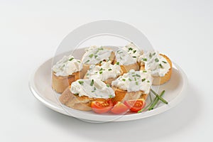 Croutons with chives spread