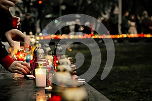 La folla da illuminazione candele la città tristezza vittima 