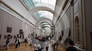 Crowd of people visiting the Lourve