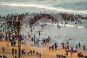 Multitudes nadar sobre el Playa en 