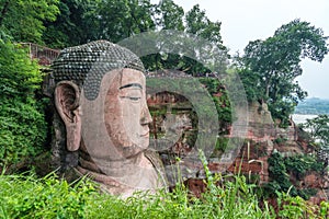 Crowds admiring The Giant Leshan Buddha photo
