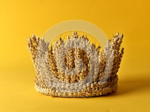 Crown made of wheat ears of cereals