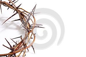 Corona de espinas sobre el blanco pascua de resurrección. religión 