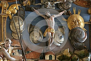 Crucifixión sobre el de pasión de cristo en iglesia de en Croacia 