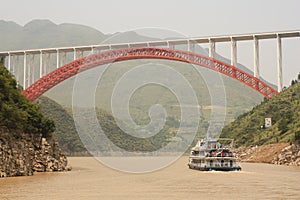 Cruz un barco a puente sobre el un rio 