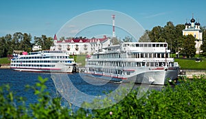 Cruise liners in uglich