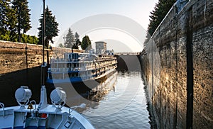 The cruise ship passes through the gateway of the Moscow Canal