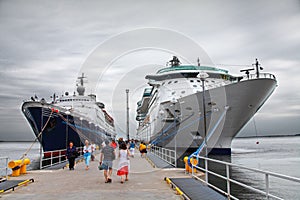 Cruise ship's