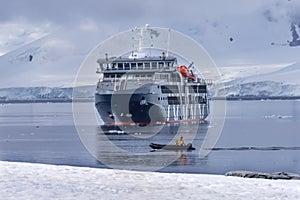 Cruise Ship Tourits Snow Mountains Blue Glaciers Damoy Point Antarctica