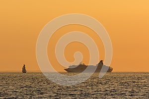Cruisehip meets sailingship sundown