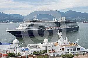 Cruiseship leaving harbor