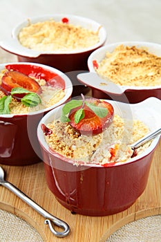 Crumble plum dessert with mint